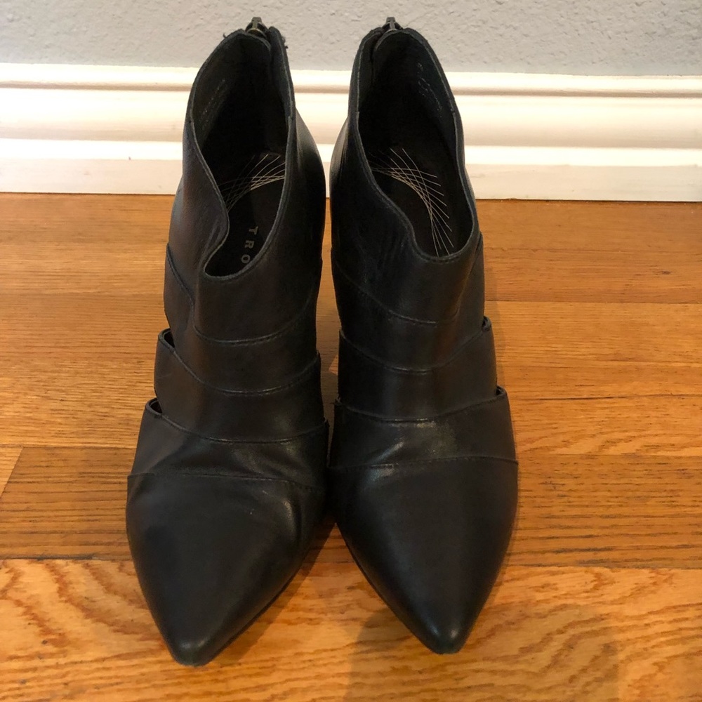 Trouve Black Leather Cutout Wedge Ankle Bootie GUC